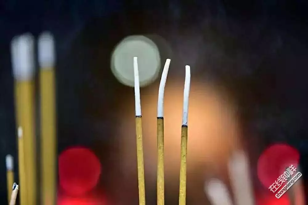 2、烧香的香图看法五柱:为什么人烧五柱香烧四柱香