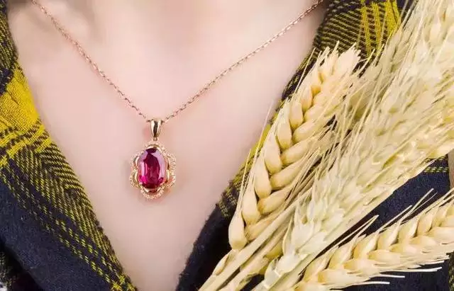 屬狗人佩戴什麼吊墜一生更好，生肖狗的適合戴什麼吊墜