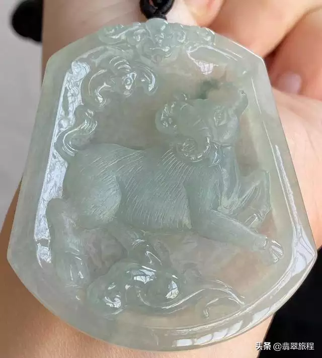 属马的戴什么翡翠挂件好，属马佩戴玉什么图案