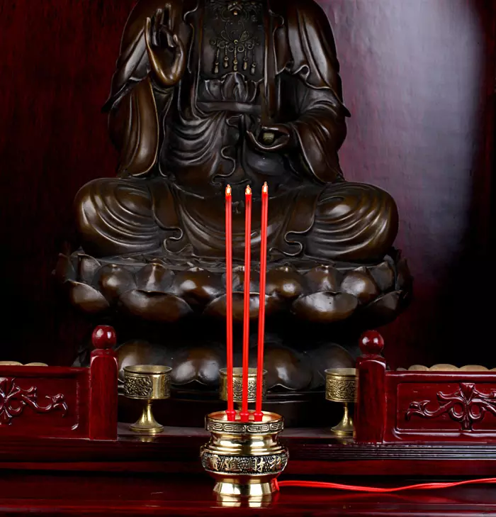 3、财神三根香头看吉凶:给财神爷上香上三根香插在一起好吗