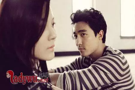 2、已婚男克制愛你的表現:一個已婚男人愛上一個已婚女人會有什麼表現？