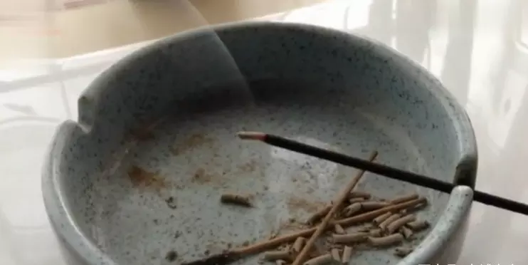1、上香的灰该如何处理:供的香炉灰怎么处理
