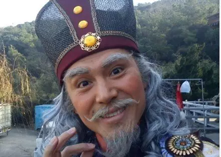 2、关于财神爷的电视剧，讲的是财神跟其他两位下凡关注一个凡人，好像是清朝的，里面记得还有呢!谢谢