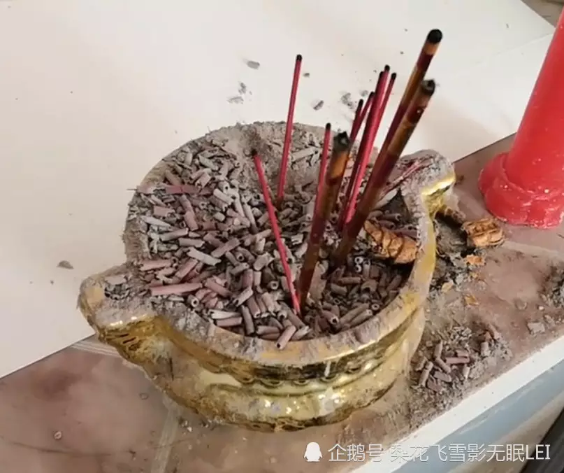4、上供的香灰可以直接扔掉吗:供财神的香炉灰怎么处理