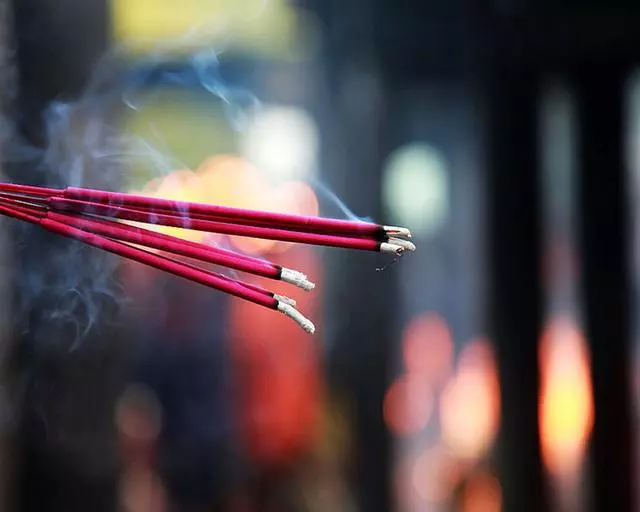 1、出现香是什么预兆:烧香时有三种情况 香 天地香 香什么意思?