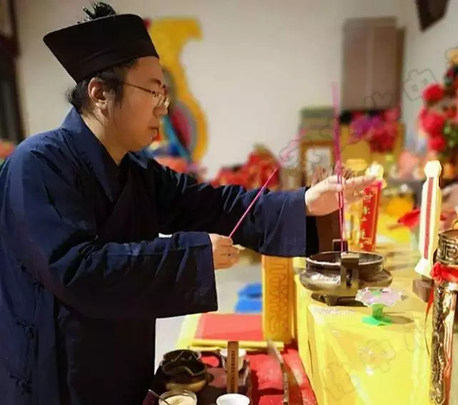 2、在家敬神上香的正确方法:上香的正确方法