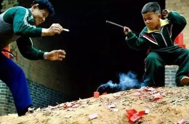 2、烧香整把香中间黑色:整把烧香中间一根黑的，不落地是什么意思