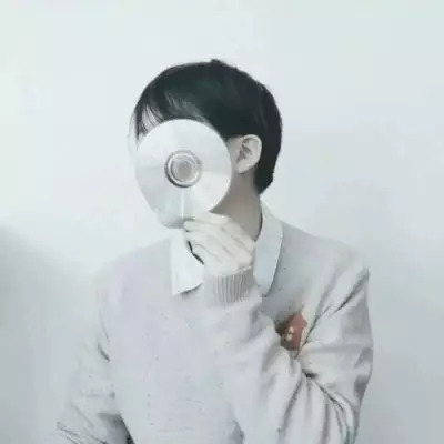 一對情侶頭像兩張：求情侶頭像，一對兩張，必須是壁紙這麼大，不要小圖片，比如這兩張