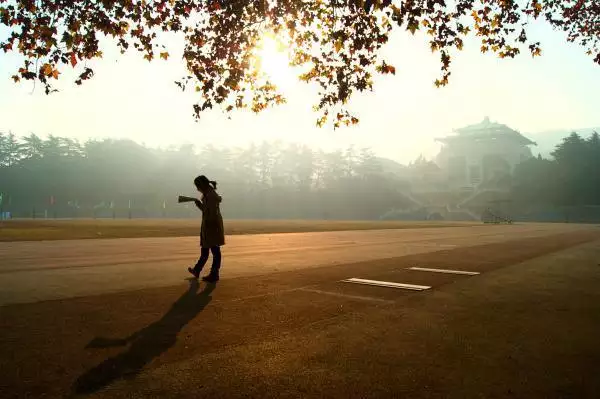 大学情侣亲密图片