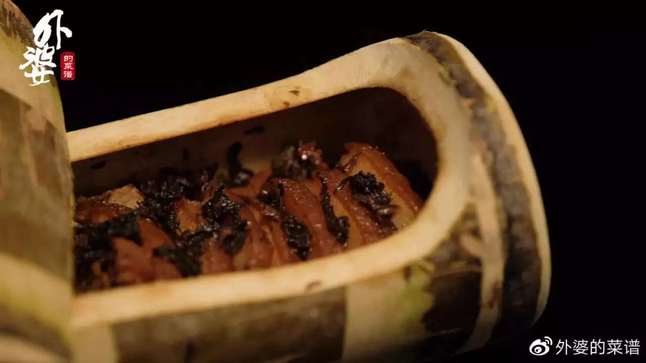 3、整把香中间一根发黑不落:烧香其中一根发黑,而且香灰不落,歪向东南方