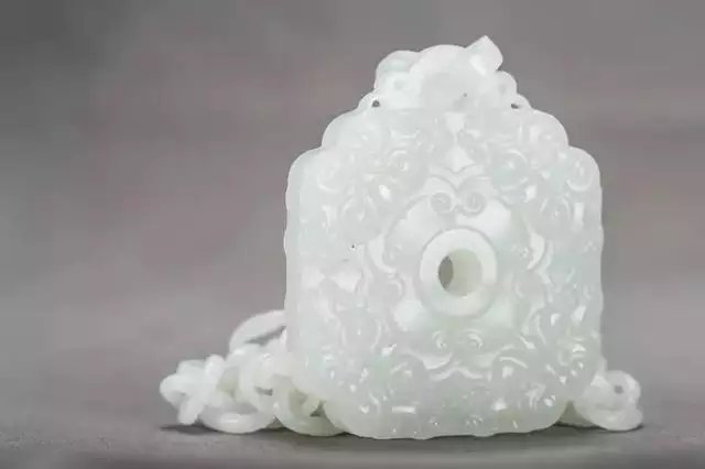 属兔的戴玉好还是金，属兔佩戴兔玉坠好不好