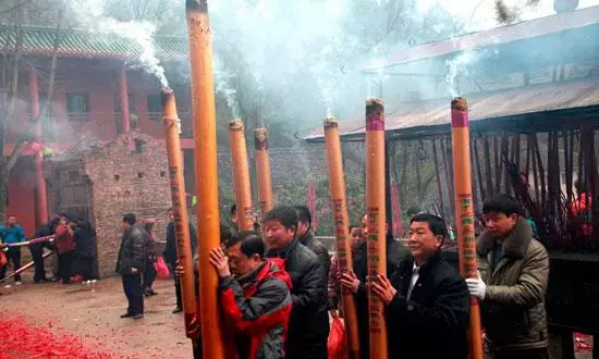 2、香烧成什么样是好兆头:香成把的烧,烧成什么样的好