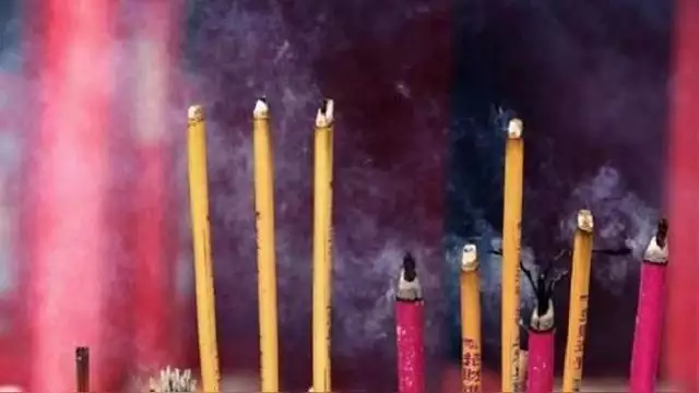 3、正确的烧香:拜上香烧香正确的姿势