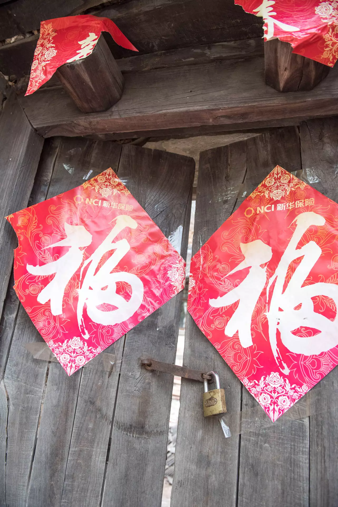 6、家门口被点了三根香:有人在我家门口把碗倒扣,还点了三根香放在碗上，这是什么意思