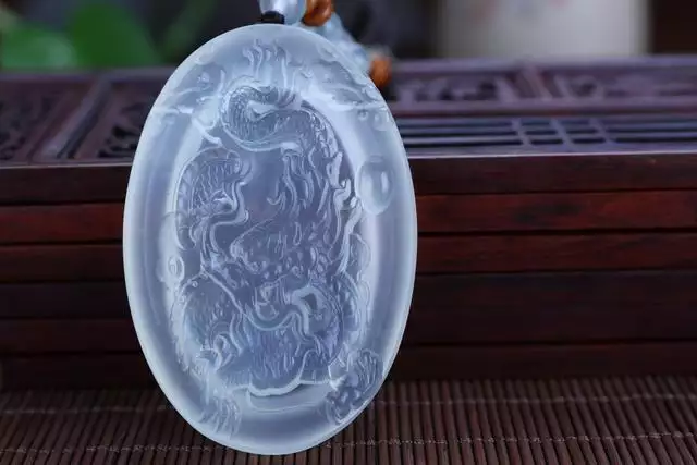 屬龍女戴什麼玉吊墜好，屬龍一生佩戴什麼吊墜