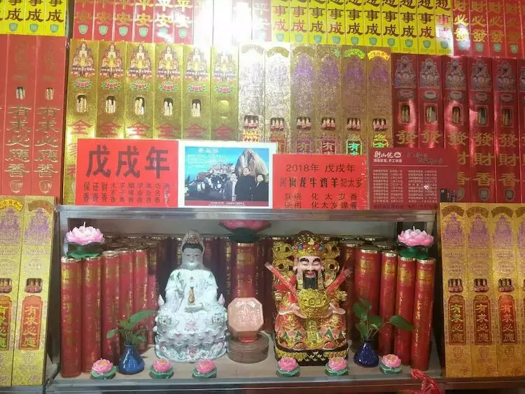 4、财神爷三根香按什么位置看:财神爷上香上几根