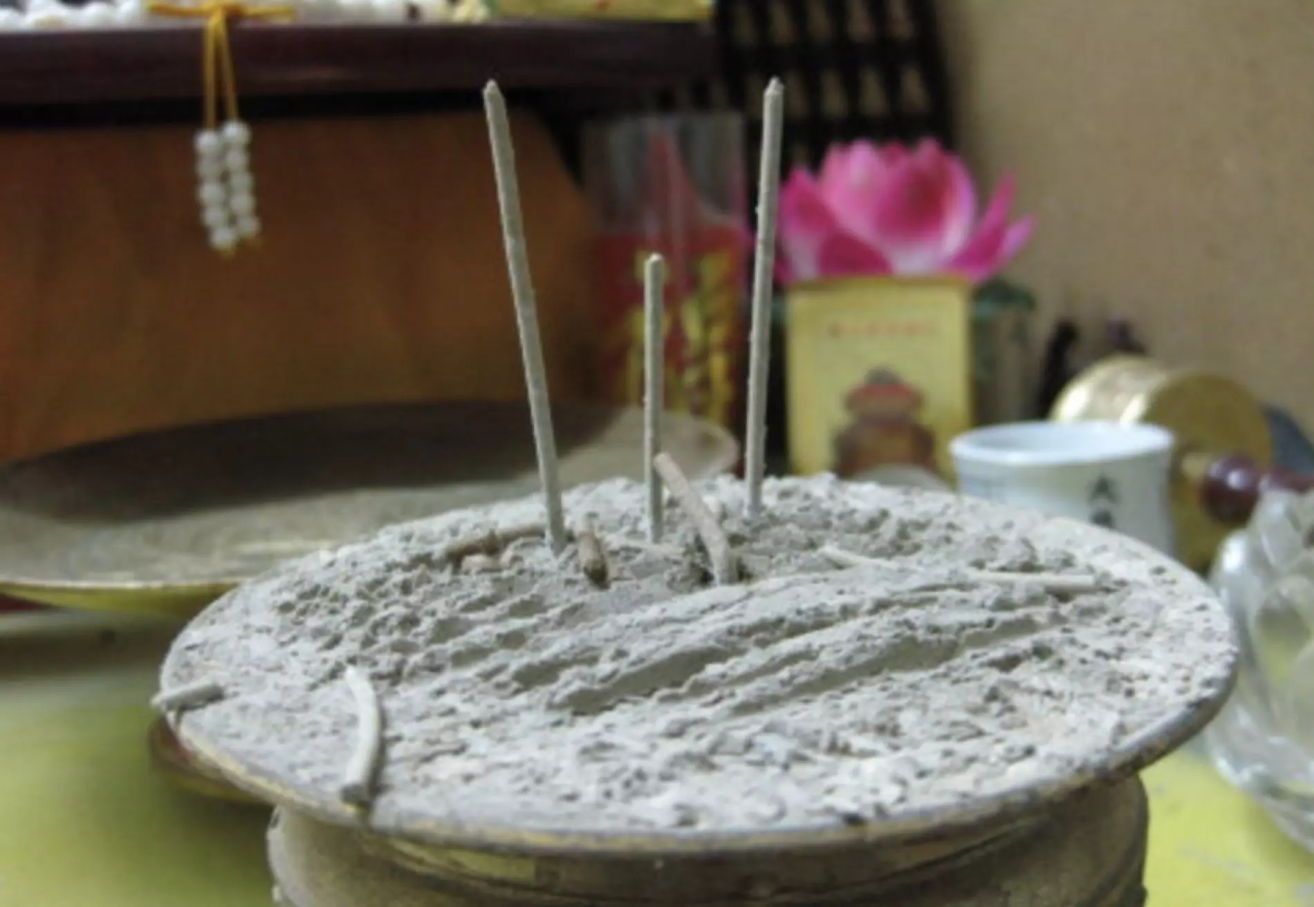 1、家里的香灰怎么处理:香灰怎么处理