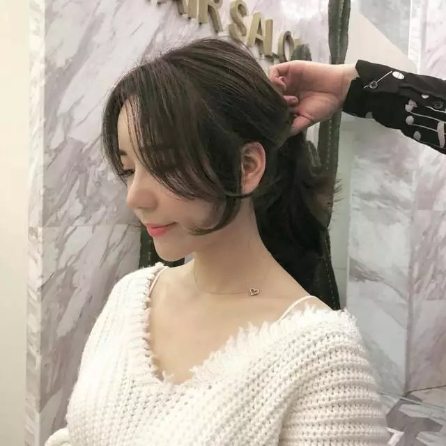 八字刘海中长发型图片