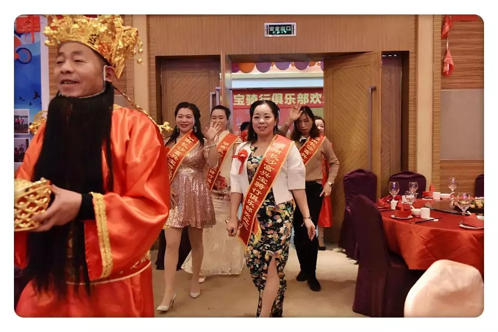 6、欧阳震华财神下凡:很早期的关于财神的电视剧好像饰演财神的是云