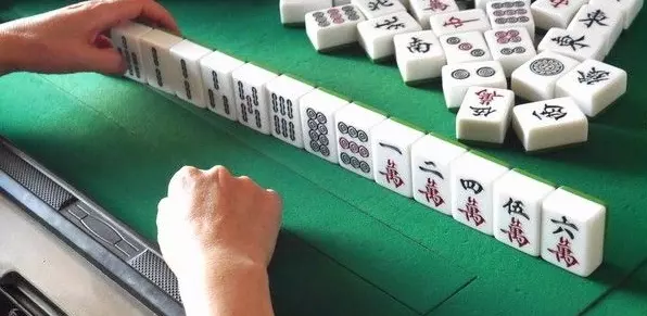 2、下午打麻将坐哪个门最火:晚上打麻将坐哪个门最火最