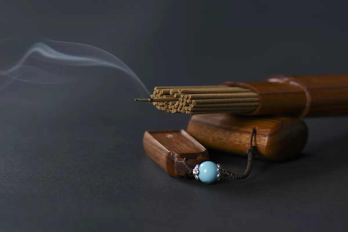 5、香灰满了怎么处理:家里的烧完的香灰该怎么处理？