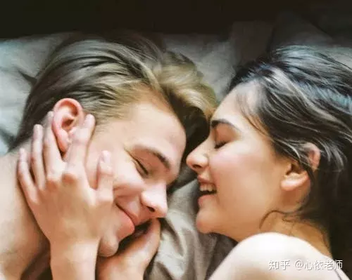 2、男人越愛你越不捨得睡你:一個男人捨得給你吃,卻舍不得買衣服你穿,算愛?