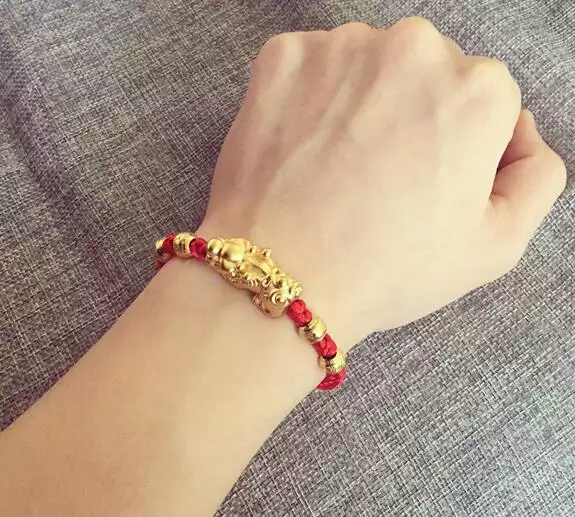 1、女士带貔貅正确戴法图片:貔貅吊坠怎么带 正确戴法才能为你带来财运