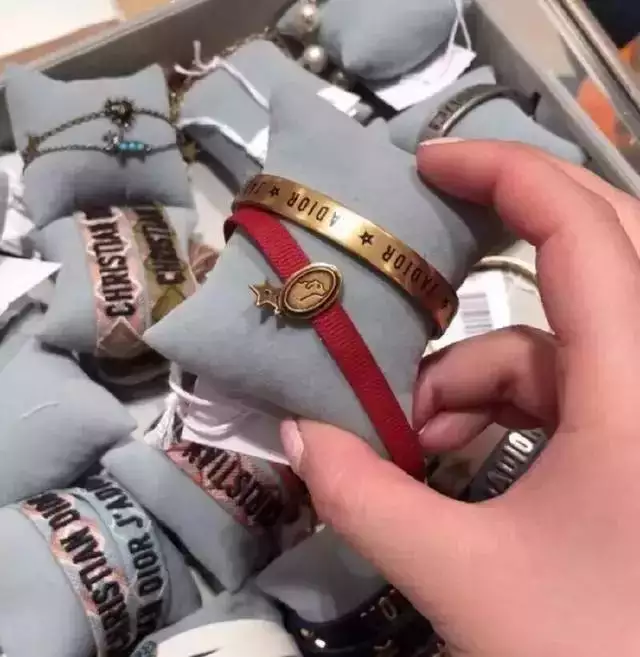 属狗的人适合佩戴什么吊坠，属狗佩戴什么转运招财