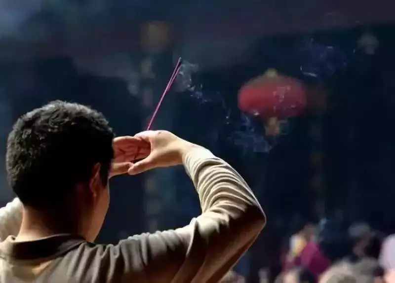 1、初一十五在家烧香的正确步骤:初一十五烧香的讲究