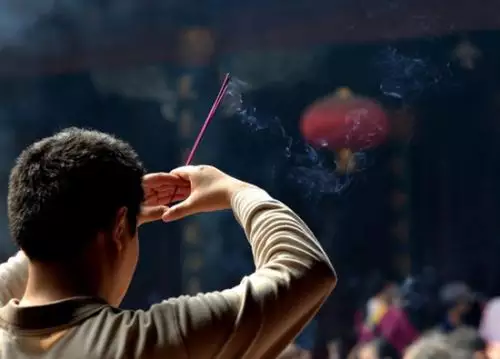 2、三根香左边一根灭了什么意思:给上香，一共三根左边的灭了怎么办，什么预兆