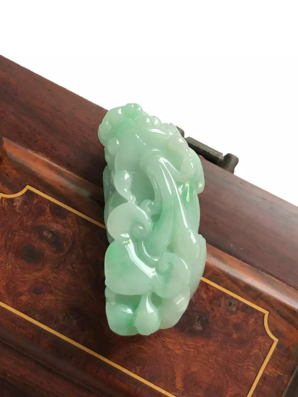 1、男人戴翡翠貔貅吊坠好吗:男士可以同时戴雄貔貅手链和雌貔貅项链吗