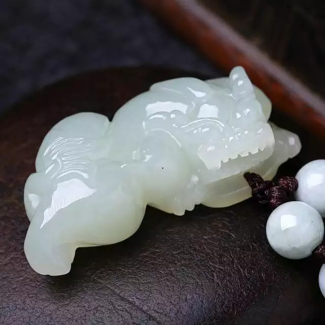 988年属龙的吉祥物，属龙大林木命戴什么饰品好"
