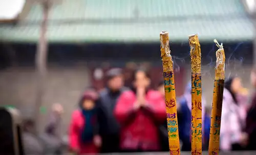2、三个香是什么意思:为什么人们上坟或是拜神都是用三根香?这样有什么特殊的含义么?