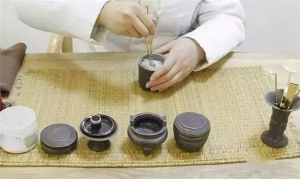 3、用过的香灰和香把怎样处理:31、香炉里的香灰满了应该如何处理？