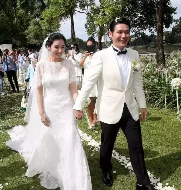 您好:请看下面是两个人的八字,为二婚,结婚...