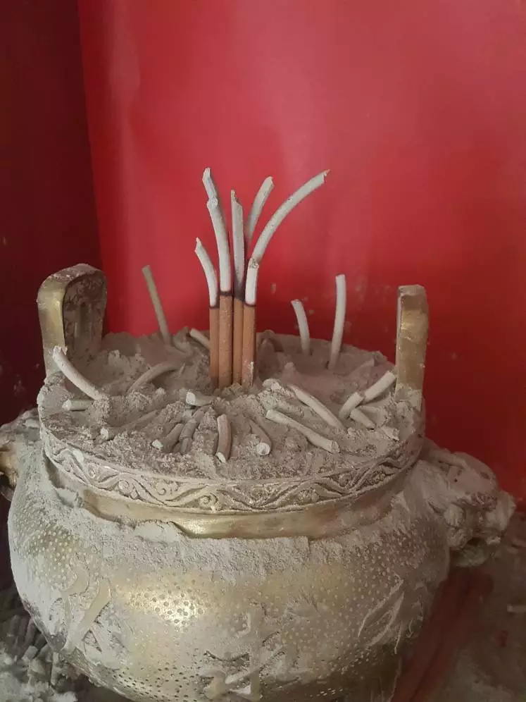 3、香灰先落哪个好:烧香香灰东方先落是什么意思？