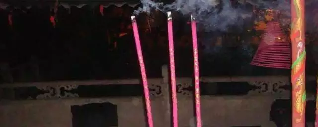 1、怎么看烧香图解（香谱）？烧香的期间看，还是等香燃尽再看？看香灰的形状，还是看香火光的形态？