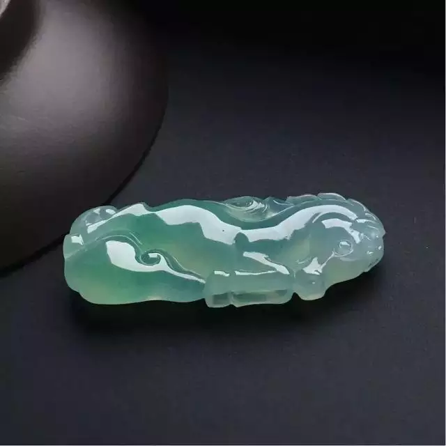 属虎的女人适合戴玉镯吗,火命的人适合带玉器吗