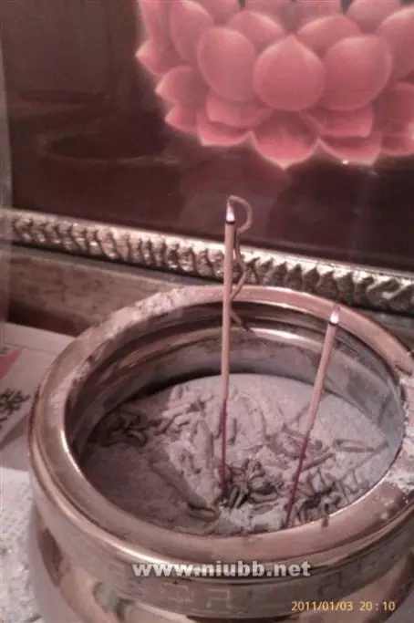 9、香灰先落哪个好:烧香时两边的香灰先掉下来是什么意思啊