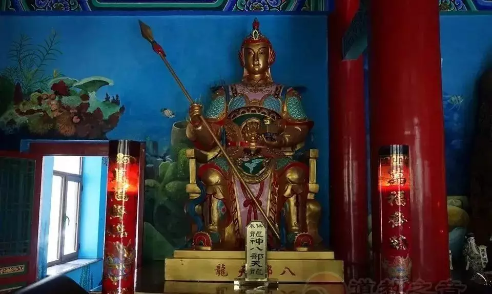 1、正规怎么烧香中间有根香上头黄，香灰有老高不落香灰，啥意思呢？师也不夏身，光打哈哈香火?