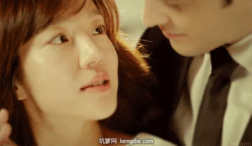 情侶翻身擁抱gif：一個女生躺在床上迎接下班回來的男友擁抱的gif出處