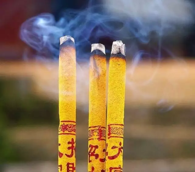 5、上香算卦可以相信吗:上香怎么样看吉凶