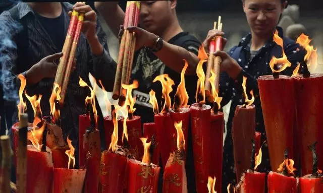 2、烧香拜的讲究和忌讳有什么:烧香拜的讲究？？