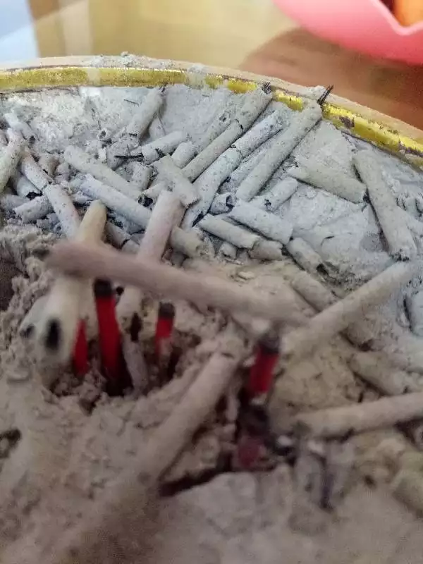 1、求神上香时面的香灰先落了！两边都没落！我去考试求神经！求解说