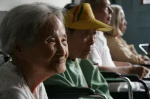 4、見不到老人咽氣的子女:如果一個老人突然去世兒女他們來不急見***面怎麼辦
