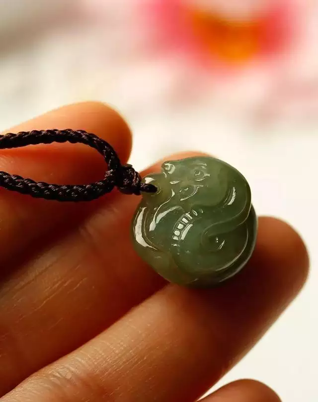 属虎的女人适合戴玉镯吗,火命的人适合带玉器吗