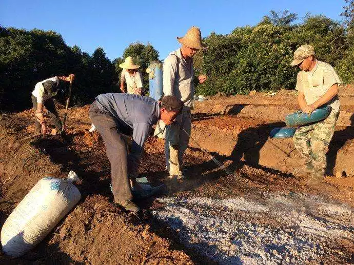 2、家门口撒灰有什么说法:有人在我家大门口倒烧香灰风水有什么说处?