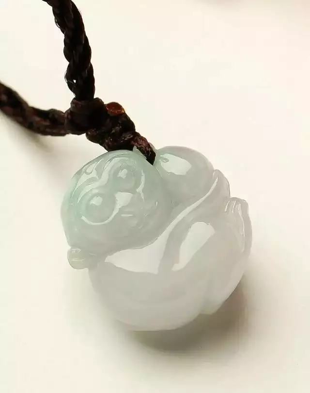 属牛的女人能戴翡翠吗，属牛的人能带金首饰吗