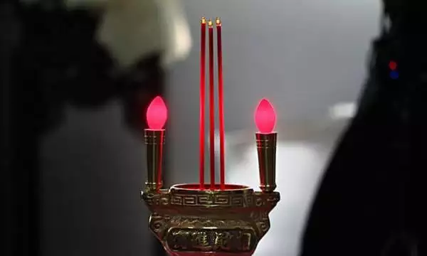 2、上三根香香灰形状图解:上三柱香有两柱香灰搭桥