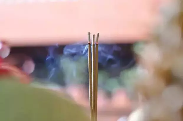 5、每天上香后的香根拔吗:上香之后香炉里有好多烧完剩下的棍，可以拿出来扔掉吗？急！